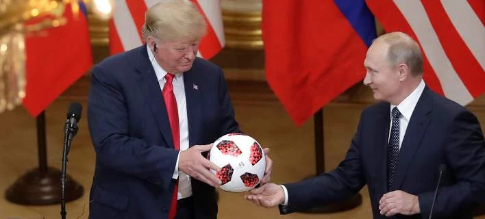 Ο Πούτιν έδωσε μπάλα του Μουντιάλ στον Τραμπ και εκείνος την πέταξε στη Μελάνια (Εικόνες-Βίντεο)